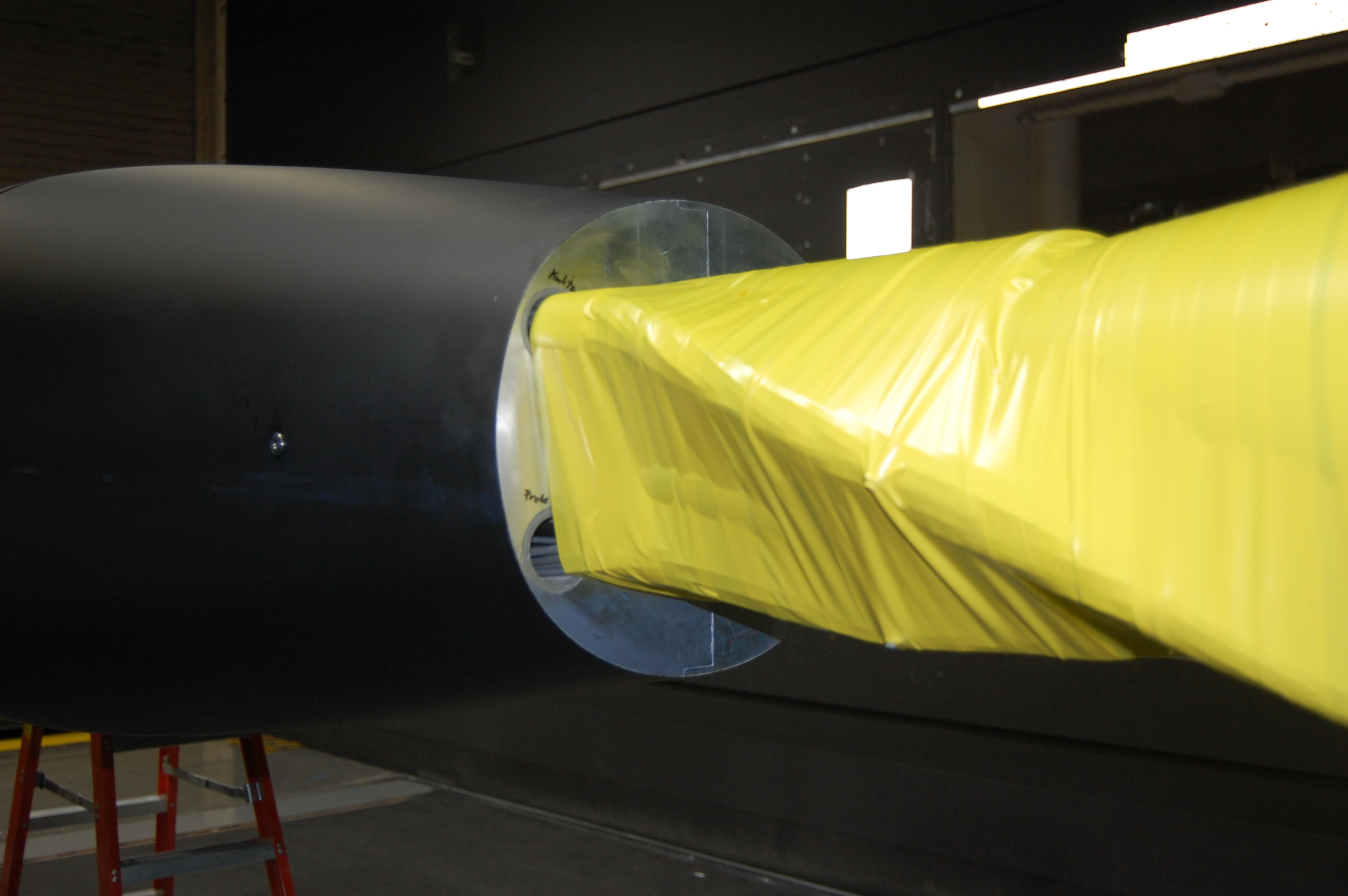 photo showing cables coming out of back of model and wrapping around outside of sting